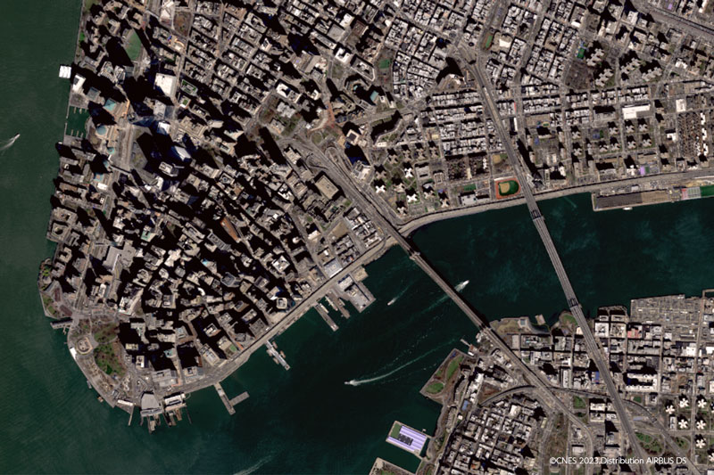 マンハッタン島ブルックリン橋周辺の光学画像　船舶の航行も見える
